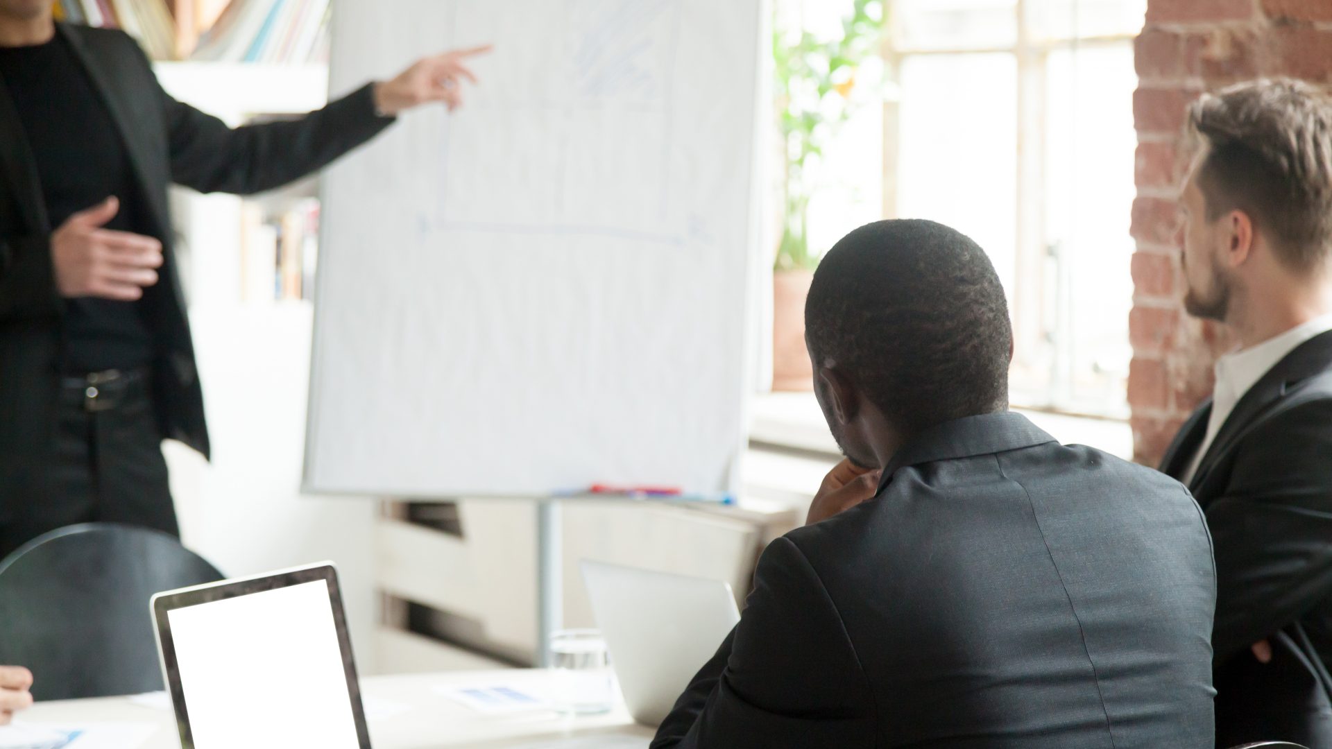 team-businessmen-listening-business-lecture-briefing